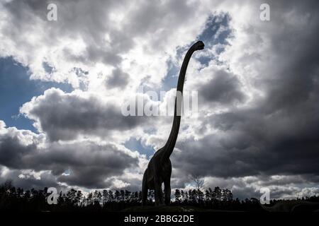 Germendorf, Deutschland. März 2020. Eine überdimensionale Dinosaurierfigur steht im Dinopark Germendorf (Brandenburg). Wegen der Koronakrise ist auch dieser Tier- und Freizeitpark geschlossen. Zahlreiche Mitarbeiter sind nun in Kurzarbeit. Kredit: Paul Zinken / dpa-zb-Zentralbild / dpa / Alamy Live News Stockfoto