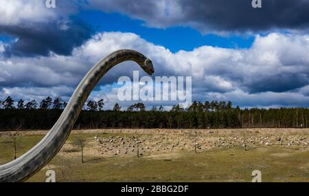 Germendorf, Deutschland. März 2020. Eine überdimensionale Dinosaurierfigur steht im Dinopark Germendorf (Brandenburg). Wegen der Koronakrise ist auch dieser Tier- und Freizeitpark geschlossen. Zahlreiche Mitarbeiter sind nun in Kurzarbeit. Kredit: Paul Zinken / dpa-zb-Zentralbild / dpa / Alamy Live News Stockfoto