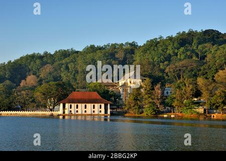 Sri Lanka, Kandy, Zahntempel, altes königliches Bad und See Stockfoto