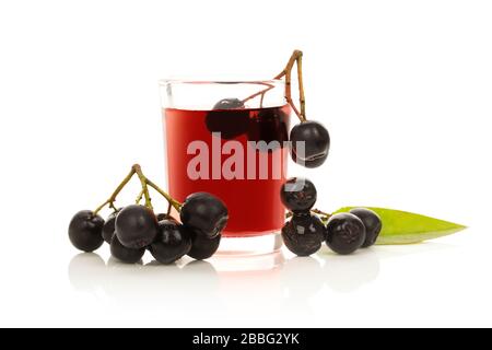 Frischer Saft reifer schwarzer Chokebeere aus Glas und Beeren. Aronia Beerengetränk. Stockfoto