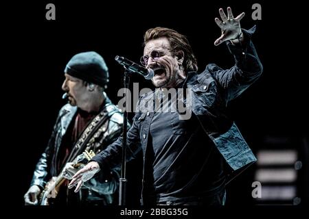 Kopenhagen, Dänemark. September 2018. Die irische Rockband U2 führt ein Live-Konzert in der Royal Arena in Kopenhagen durch. Hier ist Sänger Bono live auf der Bühne zu sehen. (Foto: Gonzales Foto - lasse Lagoni). Stockfoto