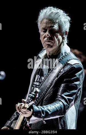 Kopenhagen, Dänemark. September 2018. Die irische Rockband U2 führt ein Live-Konzert in der Royal Arena in Kopenhagen durch. Hier ist der Bassist Adam Clayton live auf der Bühne zu sehen. (Foto: Gonzales Foto - lasse Lagoni). Stockfoto