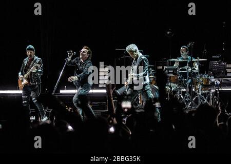 Kopenhagen, Dänemark. September 2018. Die irische Rockband U2 führt ein Live-Konzert in der Royal Arena in Kopenhagen durch. Hier ist Sänger Bono live auf der Bühne mit dem Rest der Band zu sehen. (Foto: Gonzales Foto - lasse Lagoni). Stockfoto