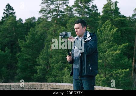 Männliche Touristen verwenden Stabilisator für Telefon und schießt auf die Natur Stockfoto