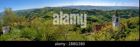 Blick über die grünen Hügel von Castelletto d'Erro, in der Nähe von Acqui Terme im Piemont, Italien Stockfoto