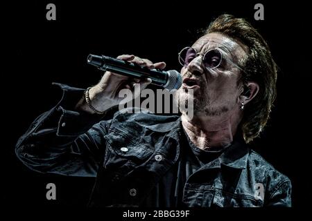 Kopenhagen, Dänemark. September 2018. Die irische Rockband U2 führt ein Live-Konzert in der Royal Arena in Kopenhagen durch. Hier ist Sänger Bono live auf der Bühne zu sehen. (Foto: Gonzales Foto - lasse Lagoni). Stockfoto