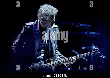 Kopenhagen, Dänemark. September 2018. Die irische Rockband U2 führt ein Live-Konzert in der Royal Arena in Kopenhagen durch. Hier ist der Bassist Adam Clayton live auf der Bühne zu sehen. (Foto: Gonzales Foto - lasse Lagoni). Stockfoto