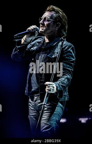 Kopenhagen, Dänemark. September 2018. Die irische Rockband U2 führt ein Live-Konzert in der Royal Arena in Kopenhagen durch. Hier ist Sänger Bono live auf der Bühne zu sehen. (Foto: Gonzales Foto - lasse Lagoni). Stockfoto