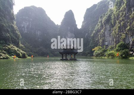 Vietnam Trang Eine Landschaft - Kalksteinmassive (Karst) von Trang An im Red River Delta in der Provinz Ninh Binh in Nordvietnamesen, Südostasien. Stockfoto