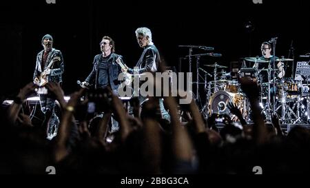 Kopenhagen, Dänemark. September 2018. Die irische Rockband U2 führt ein Live-Konzert in der Royal Arena in Kopenhagen durch. Hier ist Sänger Bono live auf der Bühne mit dem Rest der Band zu sehen. (Foto: Gonzales Foto - lasse Lagoni). Stockfoto