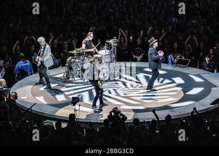 Kopenhagen, Dänemark. September 2018. Die irische Rockband U2 führt ein Live-Konzert in der Royal Arena in Kopenhagen durch. Hier ist Sänger Bono live auf der Bühne mit dem Rest der Band zu sehen. (Foto: Gonzales Foto - lasse Lagoni). Stockfoto