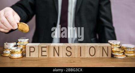 Ein Pensionskonzept eines Geschäftsmannes, der für seine Rente einspart, indem er Geld aus seinem Gehalt, seinen Ersparnissen, seinen Löhnen und Einkünften hinzufügt Stockfoto