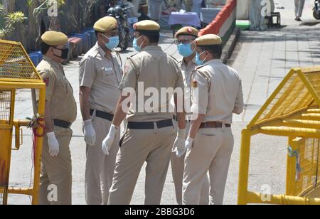 Delhi-Polizisten, die Gesichtsmasken tragen, stehen an einer Barrikade, um zu verhindern, dass jemand die Kontrolle in einem provisorischen medizinischen Lager ausatme, das außerhalb des Hauptquartiers von eingerichtet wurde Stockfoto