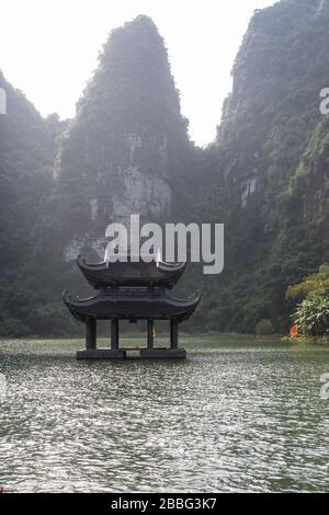 Vietnam Trang Eine Landschaft - Kalksteinmassive (Karst) von Trang An im Red River Delta in der Provinz Ninh Binh in Nordvietnamesen, Südostasien. Stockfoto