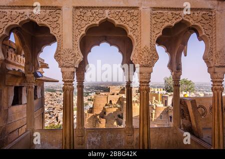 JAISALMER, INDIEN - 29. NOVEMBER 2019: Balkon mit Blick auf Jaisalmer Fort Palace. Es ist UNESCO-Weltkulturerbe, auch eine sehr beliebte Touristenattraktion. Stockfoto