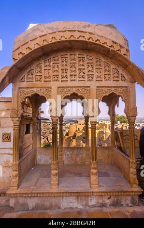 JAISALMER, INDIEN - 29. NOVEMBER 2019: Balkon mit Blick auf Jaisalmer Fort Palace. Es ist UNESCO-Weltkulturerbe, auch eine sehr beliebte Touristenattraktion. Stockfoto