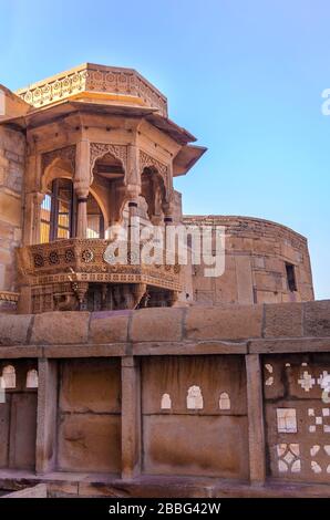 JAISALMER, INDIEN - 29. NOVEMBER 2019: Balkon mit Blick auf Jaisalmer Fort Palace. Es ist UNESCO-Weltkulturerbe, auch eine sehr beliebte Touristenattraktion. Stockfoto