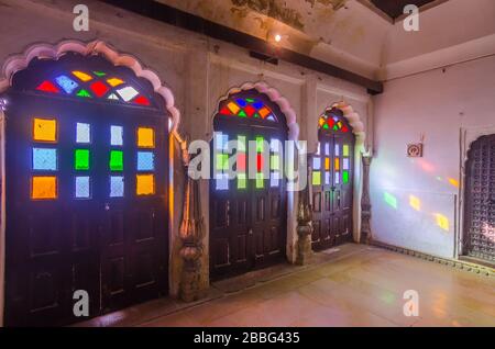 JAISALMER, INDIEN - 29. NOVEMBER 2019: Farbige Glastüren im Jaisalmer Fort Palace. Es ist UNESCO-Weltkulturerbe, auch eine sehr beliebte Attraktion. Stockfoto