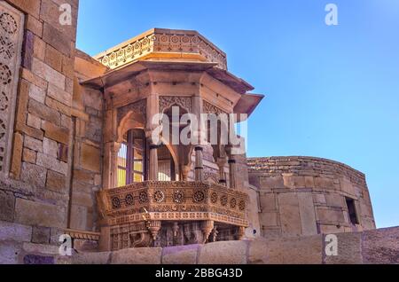 JAISALMER, INDIEN - 29. NOVEMBER 2019: Balkon mit Blick auf Jaisalmer Fort Palace. Es ist UNESCO-Weltkulturerbe, auch eine sehr beliebte Touristenattraktion. Stockfoto