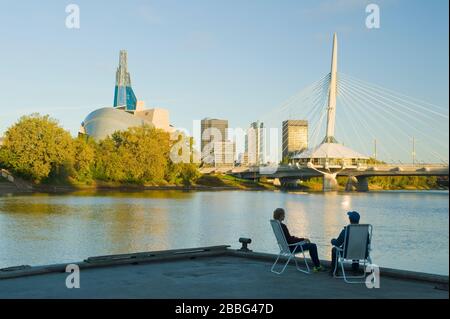 Entspannen Sie sich in Winnipeg von St. Bonifatius mit Blick auf den Red River, die Esplanade Riel Bridge und das Canadian Museum for Human Rights, Manitoba, Kanada Stockfoto