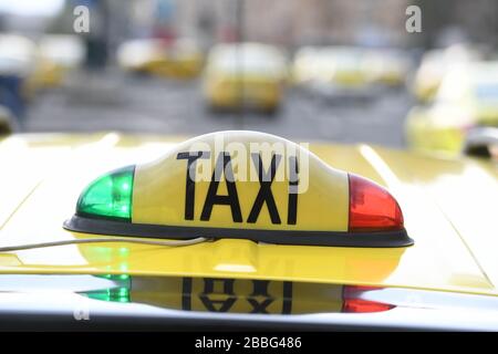 Taxischild mit roten und grünen Lichtern auf dem Dach Stockfoto