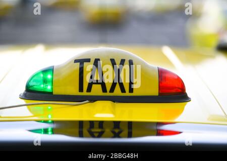 Taxischild mit roten und grünen Lichtern auf dem Dach Stockfoto