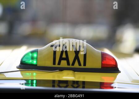 Taxischild mit roten und grünen Lichtern auf dem Dach Stockfoto