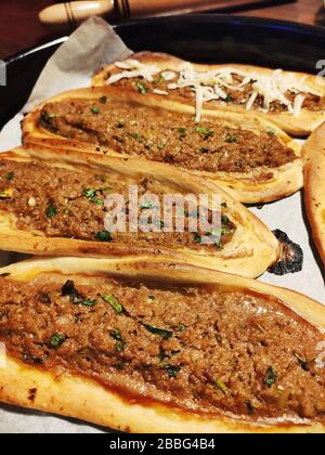 Türkischer traditioneller Pid mit gemahlenem Rindfleisch, Zwiebel, Tomate und Pfeffer. Stockfoto