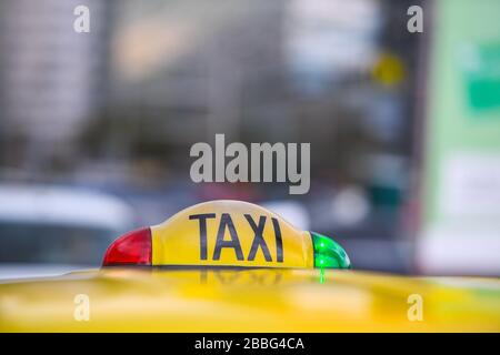 Taxischild mit roten und grünen Lichtern auf dem Dach Stockfoto