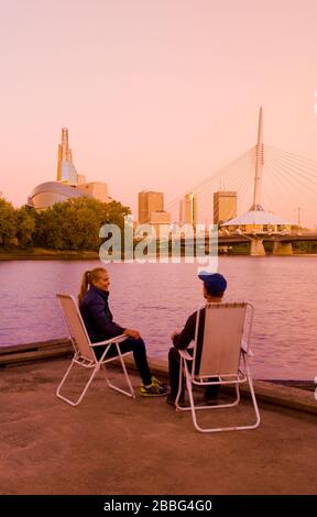 Entspannen Sie sich in Winnipeg von St. Bonifatius mit Blick auf den Red River, die Esplanade Riel Bridge und das Canadian Museum for Human Rights, Manitoba, Kanada Stockfoto