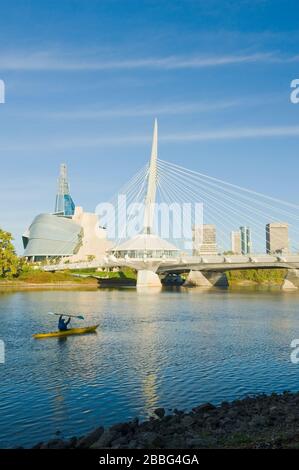 Kajakfahren, Skyline von Winnipeg von St. Boniface mit dem Red River, der Esplanade Riel Bridge und dem Canadian Museum for Human Rights, Manitoba, Kanada Stockfoto