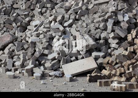 Abriss eines alten, gepflasterten Areals einer Industriebrache, herausgerissene Pflastersteine / Abriß einer alten Pflasterflache einer Industriebrache, heraus Stockfoto