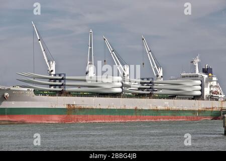 Propeller Blades der Windenergieanlage Giant Wind, Vorbereitung der Entladung von Frachter, Port Aransas, Texas. Stockfoto