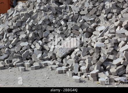 Abriss eines alten, gepflasterten Areals einer Industriebrache, herausgerissene Pflastersteine / Abriß einer alten Pflasterflache einer Industriebrache, heraus Stockfoto