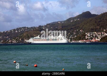 Royal Caribbean Cruise Ship 'Enchantment of the Seas' dockte an St Georges, das von Grand Anse Beach Grenada übernommen wurde Stockfoto