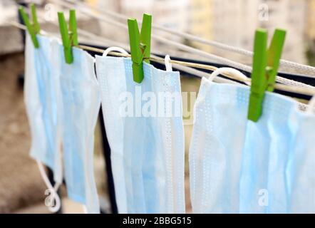 Gewaschene Einwegmasken werden ausgetrocknet. Vorbeugung durch Covid-19 oder Coronavirus. Stockfoto