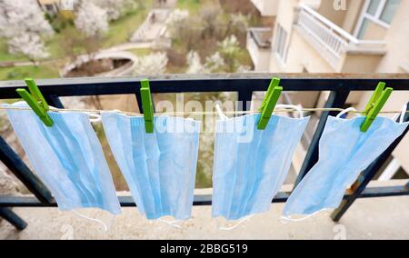 Gewaschene Einwegmasken werden ausgetrocknet. Vorbeugung durch Covid-19 oder Coronavirus. Stockfoto