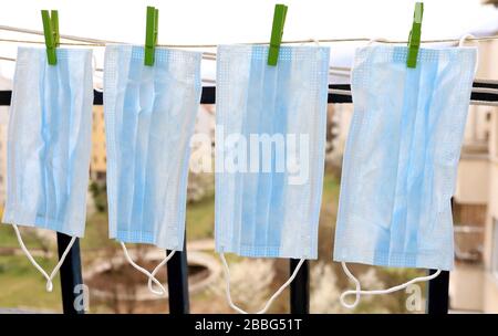 Gewaschene Einwegmasken werden ausgetrocknet. Vorbeugung durch Covid-19 oder Coronavirus. Stockfoto