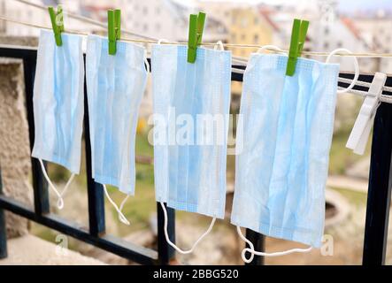 Gewaschene Einwegmasken werden ausgetrocknet. Vorbeugung durch Covid-19 oder Coronavirus. Stockfoto