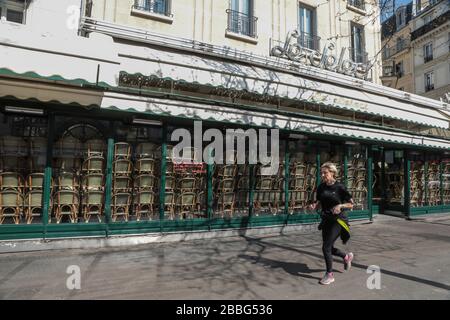 CORONAVIRUS: CAFÉS GESCHLOSSEN, STÜHLE BESCHRÄNKT PARIS Stockfoto