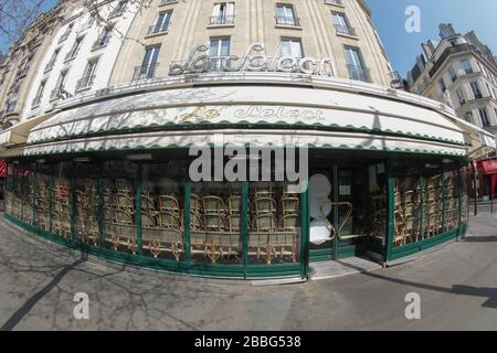 CORONAVIRUS: CAFÉS GESCHLOSSEN, STÜHLE BESCHRÄNKT PARIS Stockfoto