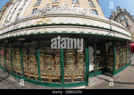 CORONAVIRUS: CAFÉS GESCHLOSSEN, STÜHLE BESCHRÄNKT PARIS Stockfoto