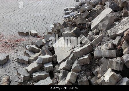 Abriss eines alten gepflasterten Areals einer Industriebrache, alter Pflastersteine / Abriß einer alten Pflasterflache einer Industriebrache, alte Pflaste Stockfoto