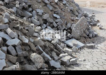 Abriss eines alten gepflasterten Areals einer Industriebrache, alter Pflastersteine / Abriß einer alten Pflasterflache einer Industriebrache, Pflasterstei Stockfoto