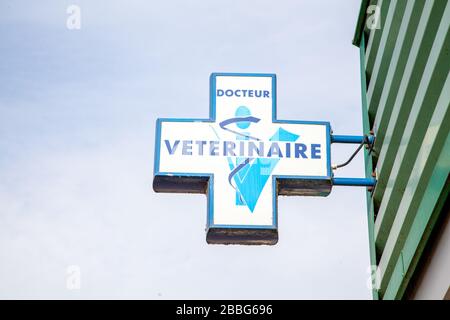 Bordeaux, Aquitanien/Frankreich - 03 15 2020: Veterinärärztliches Tierarztlogo auf dem Gebäude Stockfoto