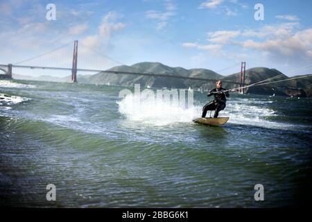 Kitesurfen im mittleren Alter vor der Golden Gate Bridge in San Francisco, Kalifornien, USA. Stockfoto