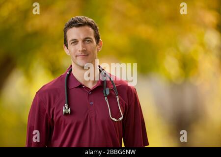 Porträt eines lächelnden Männliche Krankenschwester. Stockfoto