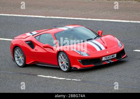 2019 roter Ferrari 488 Pista S-A mit weißen Motorhaubenstreifen; fahrende Fahrzeuge, Fahrzeugfahren, Straßen, Motoren, Fahren auf der Autobahn M6 Stockfoto