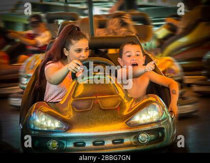 Kleine Kinder genießen Fairgrounddodgems- Action-Szene. Stockfoto