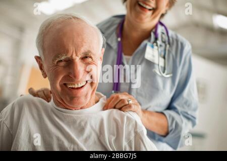 Porträt eines lächelnden älteren Mannes. Stockfoto